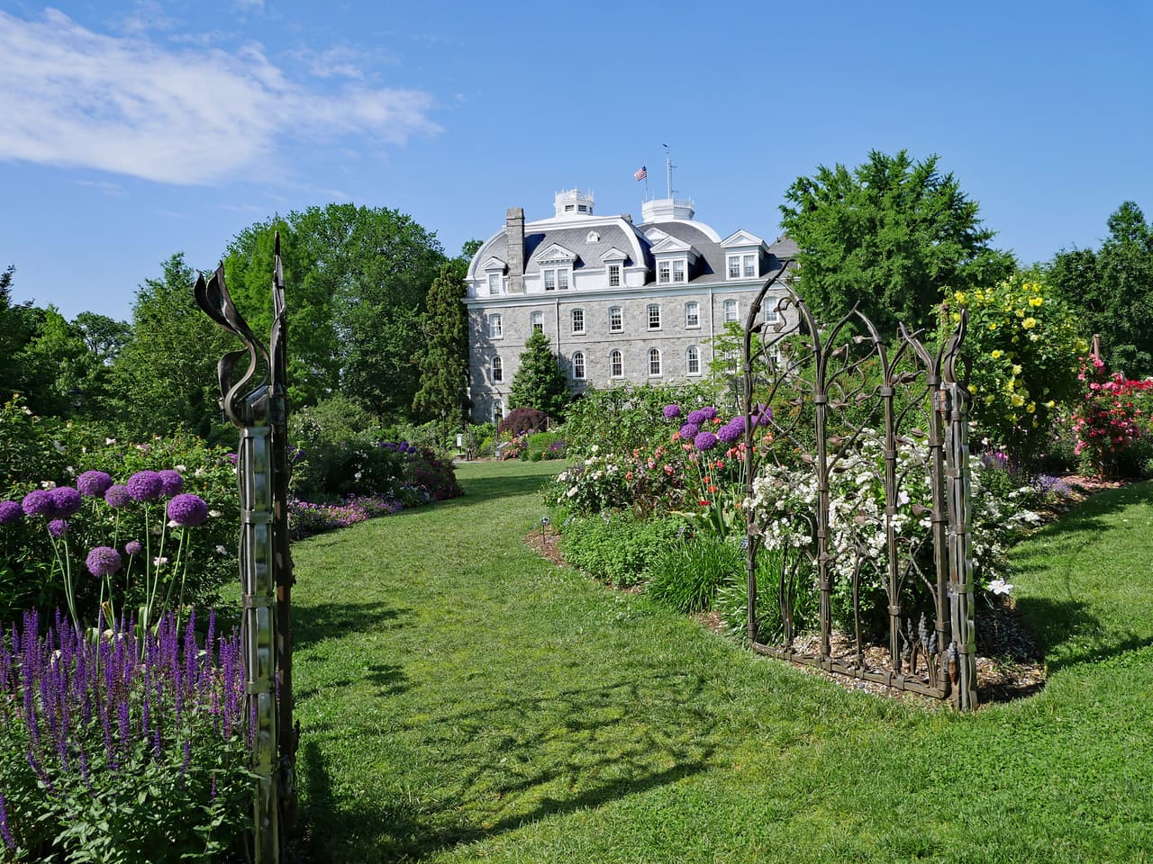 <b>Puesto 18. Swarthmore College</b>
<br>
<br>Tasa de aceptación: 9%.
<br>
<br>Lugar: Swarthmore, Pennsylvania.
<br>
<br>Esta universidad privada de artes liberales se fundó en 1864. Solo tiene alrededor de 1,647 estudiantes y su personal académico consta de 207 personas. Cinco ganadores de premios Nobel han egresado de esta institución.
<br>