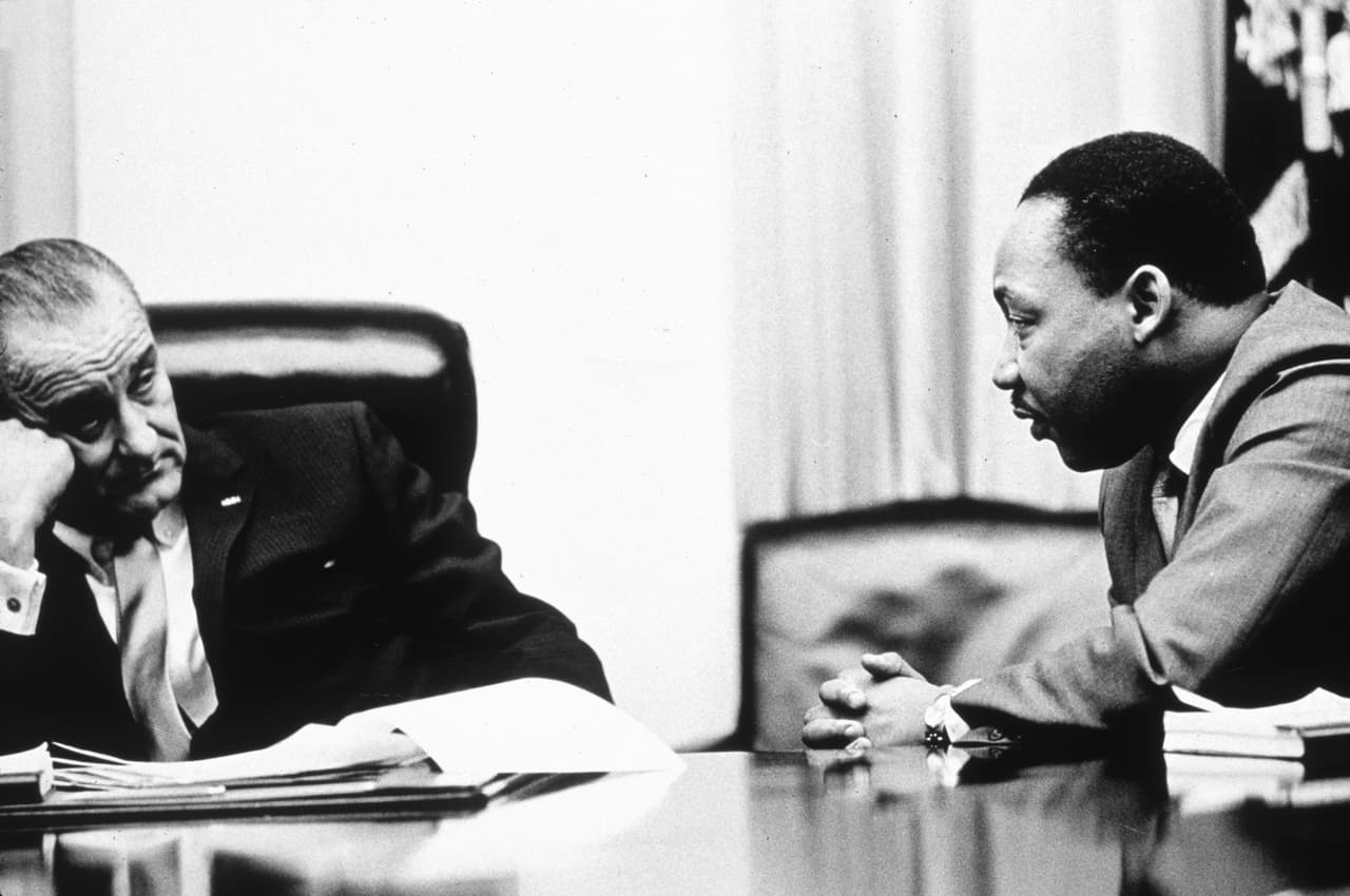 En 1964, en parte debido a la Marcha en Washington, el Congreso aprobó la histórica Ley de Derechos Civiles, esencialmente eliminando la segregación racial legalizada en los Estados Unidos.