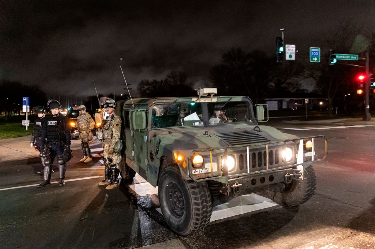 Elementos de la Guardia Nacional también fueron movilizado a Brooklyn Center, con el fin de contener las protestas por la muerte de un joven afroestadounidense a manos de la policía. El alcalde de la ciudad dijo que "emitiría una orden de toque de queda en breve". El padre de la víctima, Aubrey Wright no se explica por qué los agente no intentaron inmovilizar a su hijo usando una pistola eléctrica o táser, si se estaba resistiendo al arresto.
