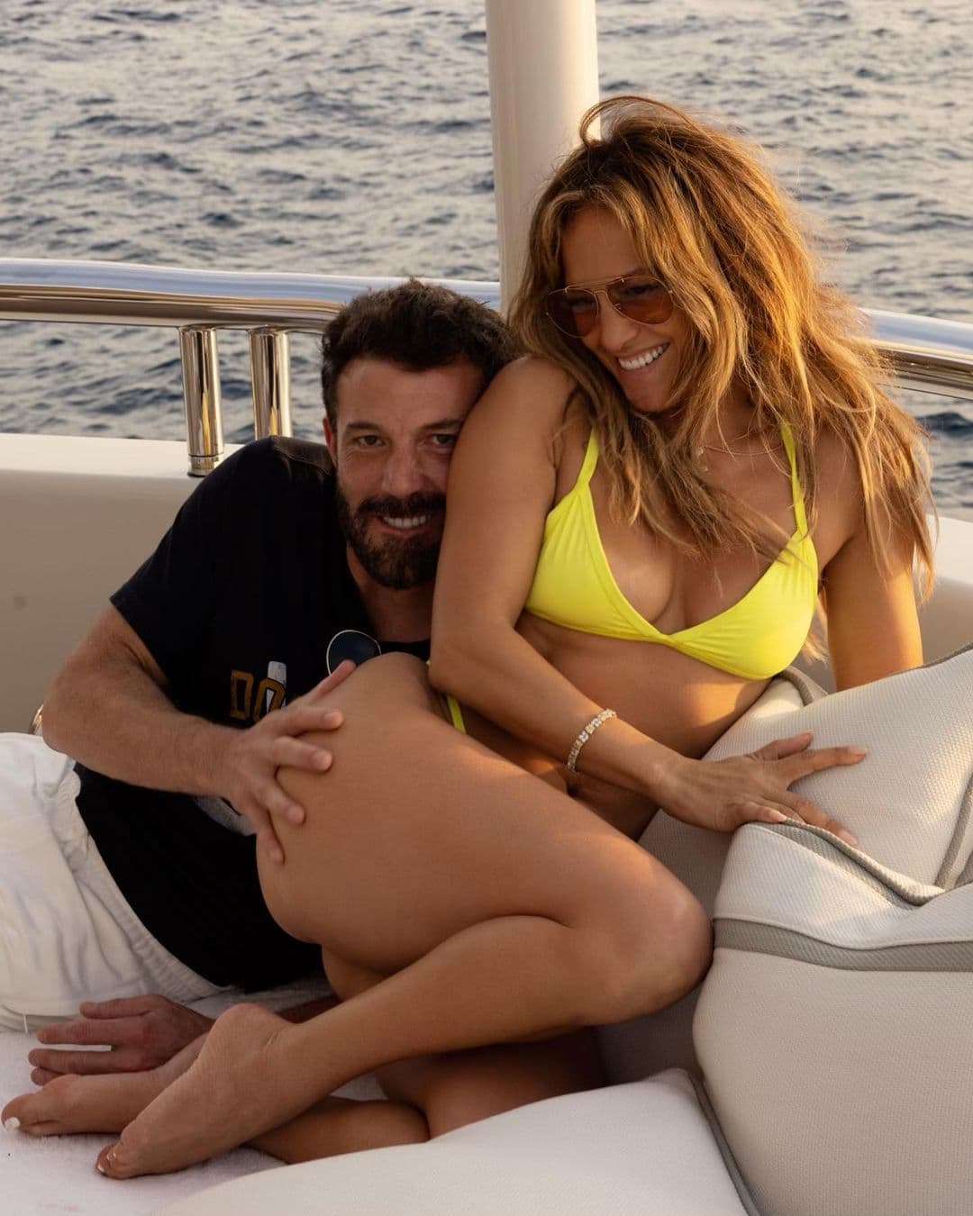 Además de las fotos de sus nuevos tatuajes, la cantante compartió otras imágenes como esta en la que ellos parecen recrear una escena de su video musical 'Jenny from the Block' de 2002. Se ve a Affleck con la mano sobre el trasero de su esposa mientras ella sonríe.
<br>