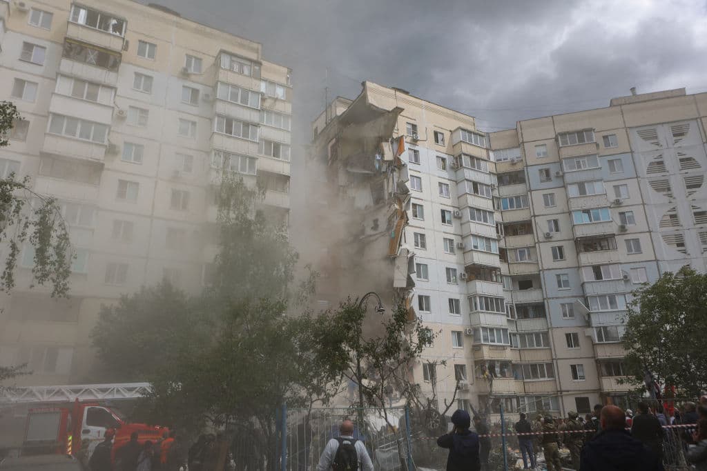 Este edificio de apartamentos de Belgorod quedó parcialmente derrumbado el domingo por lo que las autoridades rusas han dicho que fue un ataque ucraniano.