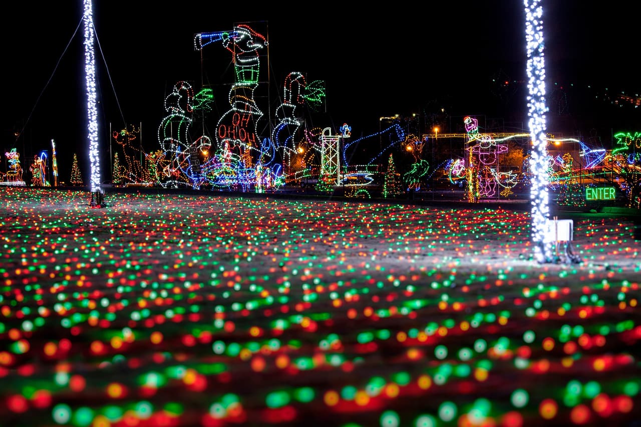 <b>Shadrack’s Christmas Wonderland </b>
<br>
<b>Fechas</b>: 17 de noviembre al 7 de enero de 2024
<br>
<b>Lugar</b>: Jim R. Miller Park. 2245 Callaway Rd. Marietta, GA
<br>
<b>Sitio web</b>: 
<a href="https://www.shadrackchristmas.com/marietta-ga">https://www.shadrackchristmas.com/marietta-ga</a> 
<br>
<br>Espectáculo de luces que podrás ver desde el auto con tecnología de punta, pantallas de luces personalizadas y más.