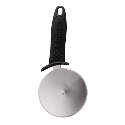<b>Rebanador de pizza:</b> intenta no encajonar este utensilio es una sola función, imagínalo como un cuchillo con un filo redondo. Puedes usarlo para seccionar otros platillos (sándwiches, quesadillas, brownies, pies), frutas y algunas verduras. 
<b><a href="https://www.amazon.com/Bodum-11451-01US-17-Ounce-Electric-Kettle/dp/B00851LRR6">Bodum</a></b>| $12.19 dólares