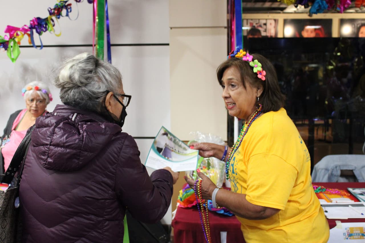 <h2 class="cms-H2-H2">Senior Fiesta</h2>
<br>
<ul>
 <li class="li1">Cuándo: 1 de mayo</li>
</ul> 
<ul>
 <li class="li1">Hora: 9:00 a 13:00 horas</li>
</ul> 
<ul>
 <li class="li1">Dónde: Wonderland of the Americas mall</li>
</ul> 
<ul>
 <li class="li1">Qué es: Únete a otras personas mayores para una mañana de mariachis, música en vivo, entretenimiento y otras actividades.</li>
</ul> 
<ul>
 <li class="li1">Costo: Gratis</li>
</ul>
