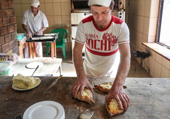 <b>5. </b>Georgia entra en la lista con su 
<b>tradicional khachapuri</b>, que significa cuajada de queso y pan. Como dice el nombre, este platillo está compuesto de un pan relleno de queso fundido, un huevo estrellado y un toque de mantequilla.