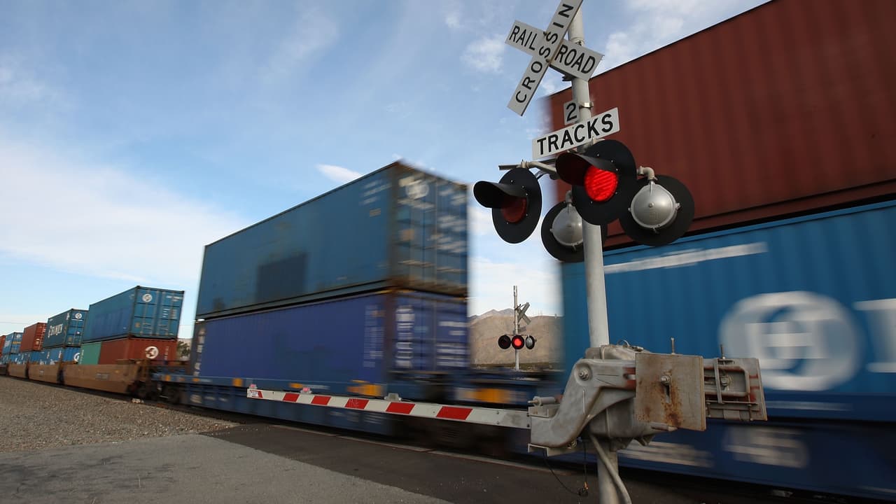 Una persona muerta y otra herida de gravedad cuando tren choca a un carro al este de Bakersfield