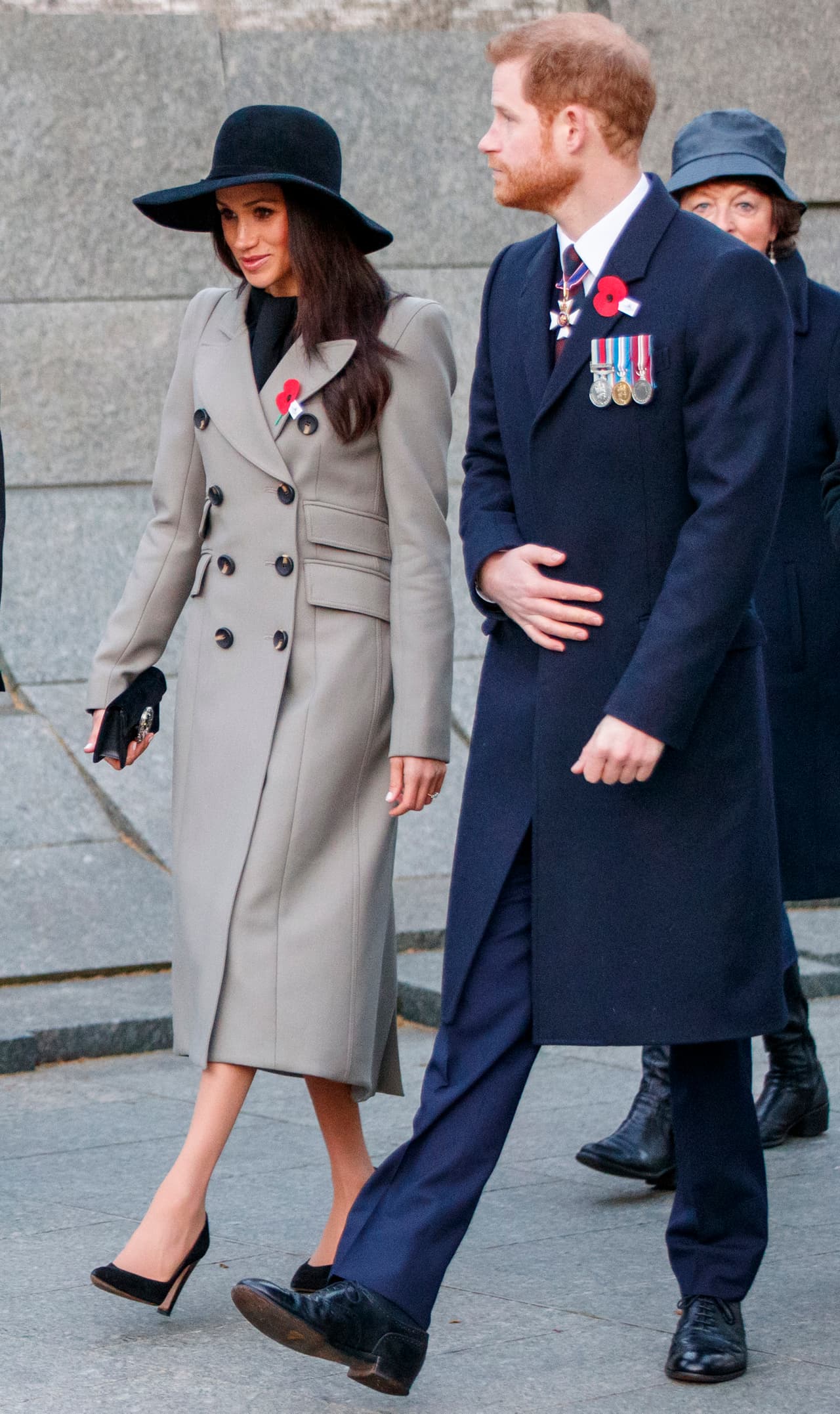 <b>25 de abril, 2018</b>
<br>En esta ocasión Meghan volvió a romper los esquemas: apareció en un evento conmemorativo oficial usando un sombrero en fieltro sin forma -nada que ver con el tradicional tocado (fascinator) tan común en las mujeres de la realeza británica. Su atuendo consistió en un abrigo a la medida Matthew Williamson, bolso Gucci y zapatos de tacón Sarah Flint.