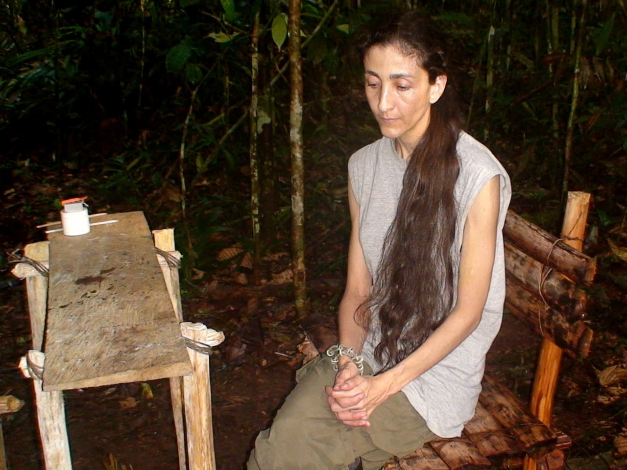 <b>Ingrid Betancourt amarrada en el selva.</b> Esta imagen, distribuida por el grupo armado, dió la vuelta al mundo y reveló las precarias condiciones de los secuestrados. Betancourt fue secuestrada en febrero de 2002.