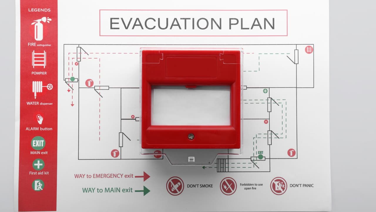 2. Planifique qué hacer en caso de que se separe de su familia durante una emergencia y qué hacer si tiene que evacuar. Asegúrese de coordinar su plan con la escuela de su hijo, su trabajo y los planes de emergencia de su comunidad.