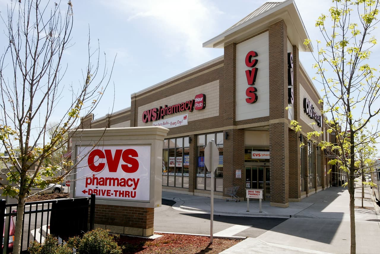 El 23 de marzo, CVS anunció que planea cumplir de inmediato 50,000 funciones de tiempo completo, tiempo parcial y temporales en ubicaciones en todo Estados Unidos. La compañía dice que utilizará ferias de trabajo virtuales y entrevistas para contratar asociados de tiendas, conductores de entregas a domicilio, empleados de centros de distribución y representantes de servicio al cliente.