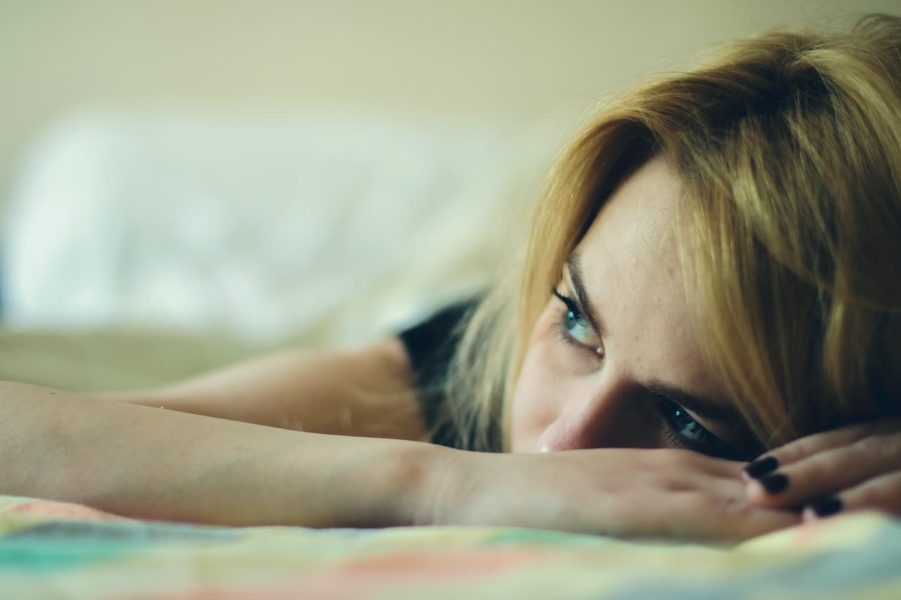 <b>Cambio en los patrones de sueño y/o de alimentación</b>. Quizá duermas mucho más de lo habitual o, por el contrario, padezcas insomnio. También notarás una pérdida o aumento de apetito.