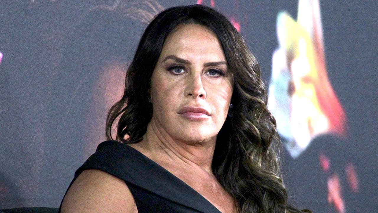 Karla Sofía Gascón reaparece en redes desde la cama de un hospital