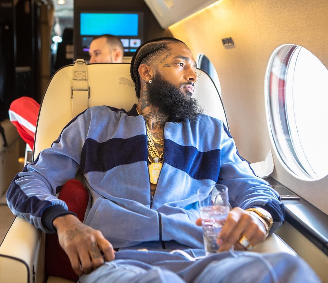 Incluso, por encima de 
<b><a href="https://www.univision.com/shows/primer-impacto/matan-a-tiros-al-rapero-nipsey-hussle-enfrente-de-su-tienda-de-ropa-en-california-video">la muerte</a></b> del rapero Nipsey Hussle, cuyo fallecimiento está en segundo lugar de ese listado de Google.