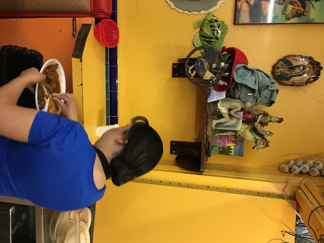 Altar religioso en un restaurante del Mercadito del Este de Los Ángeles.