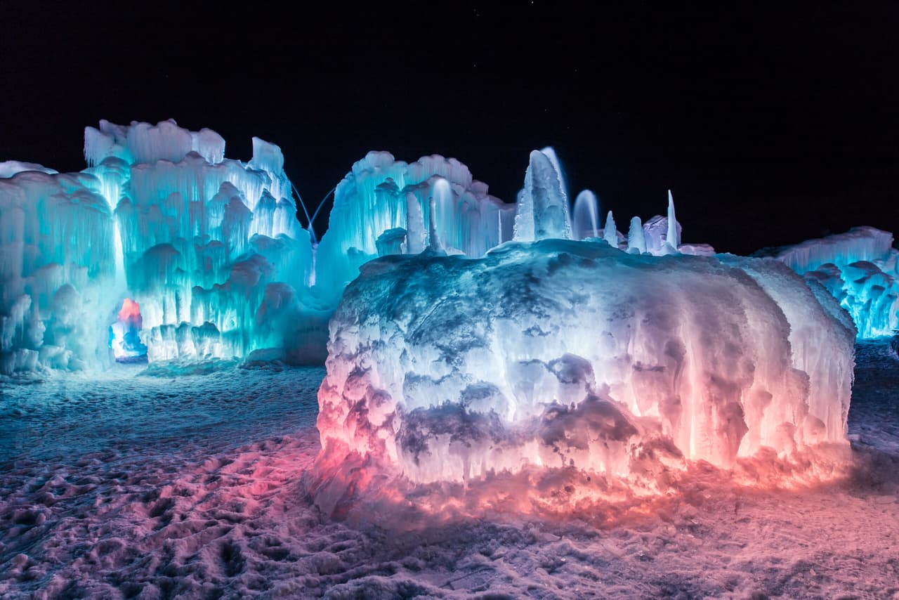 Un gran espectáculo de luces hacen brillar los castillos de hielo.