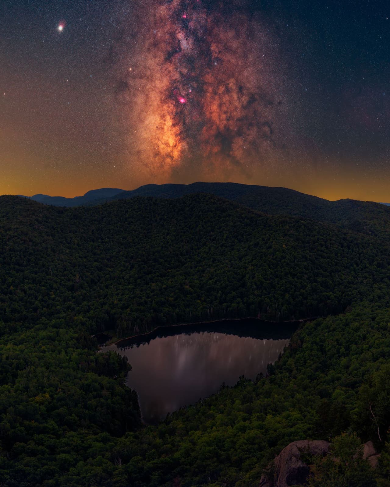 <b>‘ADK Magic’, tomada desde las montañas Adirondack, New York.</b>
<br>
<br>“La costa este de Estados Unidos es menos favorable para fotografiar la Vía Láctea por su intensa contaminación lumínica”, contó el fotógrafo. “Escondida en el norte del estado de Nueva York, la región de Adirondacks consta de 6 millones de hectáreas de tierra protegida, el hogar de algunos de los últimos cielos más oscuros de esta zona del país”, agregó. 
<br>