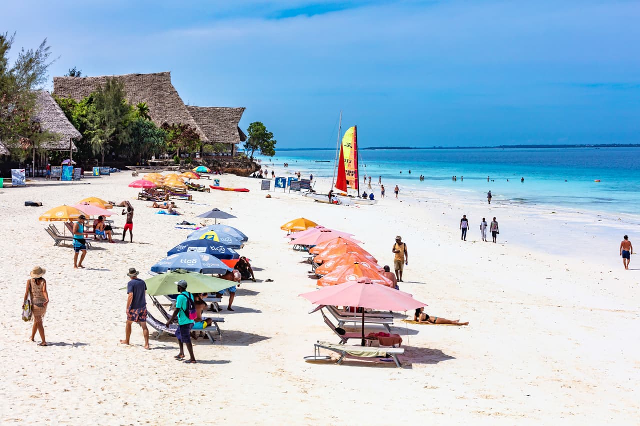 <b>Puesto 20. Playa Nungwi (Tanzania)</b>
<br>
<br>“Increíble combinación de arenas blancas aterciopeladas y agua que cambia de color a lo largo del día, desde el azul claro hasta el verde esmeralda”, escribió una usuaria del portal Tripadvisor sobre esta paradisíaca playa del este de África. 
<br>
<br>Los premios “lo mejor de lo mejor” del portal de viajes Tripadvisor, reconoce los destinos turísticos favoritos del público en base a las opiniones y reseñas de los usuarios recopiladas en un período de 12 meses. 
<br>