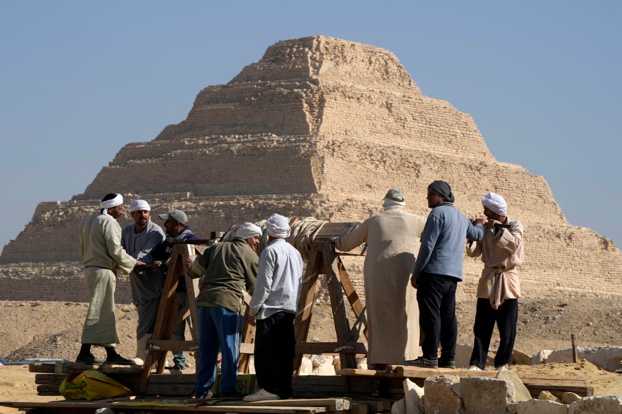 El arqueólogo Zahi Hawass reveló personalmente los nuevos descubrimientos del recinto de piedra, conocido como Gisr al-Mudir. “Metí la cabeza adentro para ver qué había dentro del sarcófago: una hermosa momia de un hombre completamente cubierta con capas de oro”, describió.