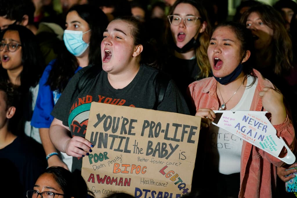 Los 
<a href="https://www.univision.com/noticias/salud/derechos-reproductivos-de-la-mujer-una-lucha-por-la-legalidad">derechos reproductivos</a> se han visto cada vez más amenazados en Estados Unidos en los últimos meses, en tanto los estados se han movilizado para endurecer las restricciones. Políticos de derecha han lanzado un ataque contra el aborto, mientras que los demócratas, liderados por el presidente Joe Biden, luchan por proteger el acceso a dicho procedimiento. 
<br>