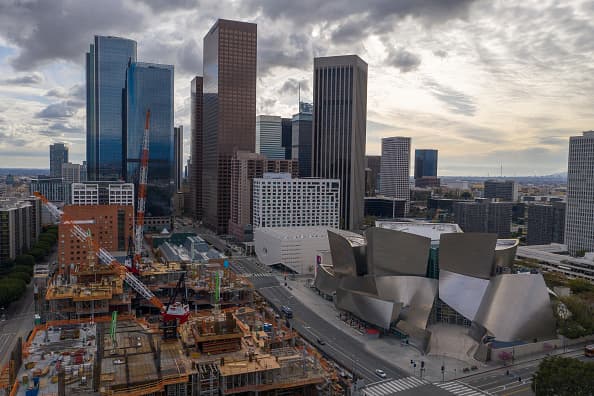 Esta es una visual del centro de negocios y cultural de Los Ángeles. A mano derecha, el fastuoso Walt Disney Concert Hall, seguido por el espectacular museo The Broad, centros culturales de renombre mundial, visitados por miles de turistas locales e internacionales, fueron cerrados para evitar exposiciones y contagios del coronavirus en la ciudad de Los Ángeles.