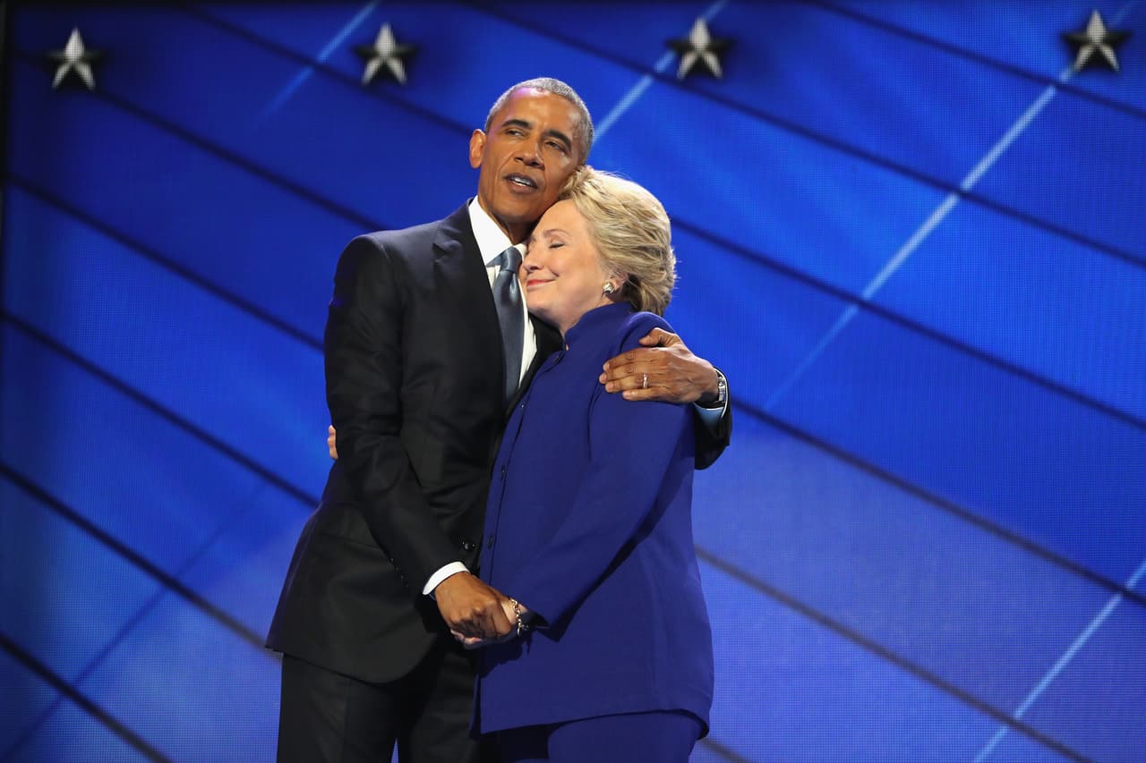 <b>El hombro del Presidente.</b> "Nunca ha habido un hombre o mujer –ni yo, ni Bill, ni nadie– más preparado que Hillary Clinton para ser presidente", aseguró Barack Obama en la convención demócrata. El mandatario realizó un poderoso discurso en Filadelfia contra Donald Trump y sobre la esencia de Estados Unidos como un país de inmigrantes abierto, diverso y optimista. Desde entonces la presencia de Obama en la campaña ha sido constante. 27 de julio de 2016.