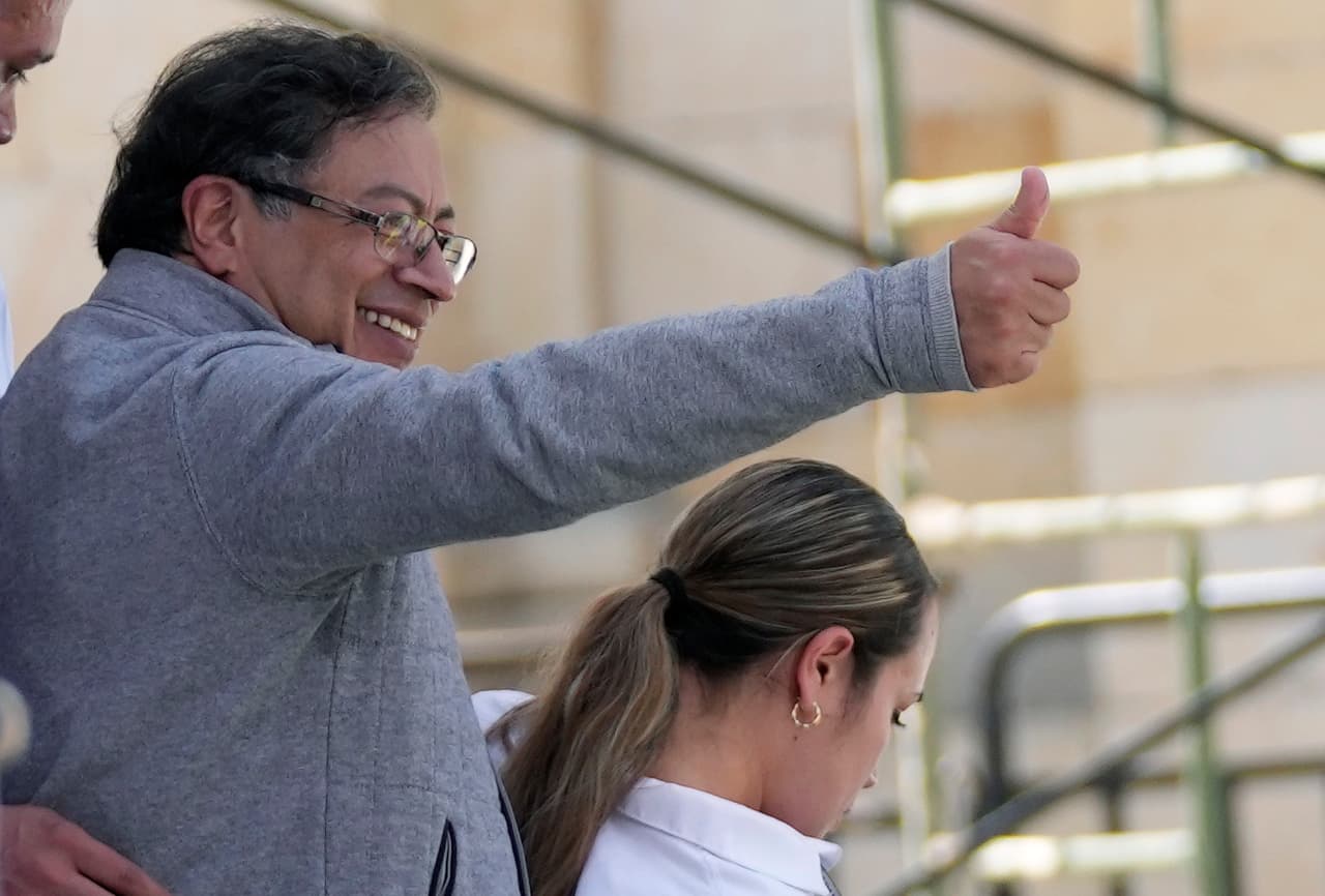 Petro es un candidato que trata de 
<b><a href="https://www.univision.com/shows/al-punto/es-esta-una-campana-peligrosa-el-candidato-presidencial-sergio-fajardo-habla-sobre-las-elecciones-en-colombia-video">'espantar' el miedo a la izquierda que Colombia</a></b> ha tenido históricamente, alimentado especialmente por la presencia de guerrillas que durante décadas asolaron al país con violencia. Muchos temen que Petro descarrille la economía con "expropiaciones" - lo que el izquierdista juramentó no hacer ante un notario-. 
<br>
<br>Otros 
<b>no perdonan su pasado como guerrillero del M-19, movimiento en el que militó por 12 años antes de firmar la paz en 1990.</b>