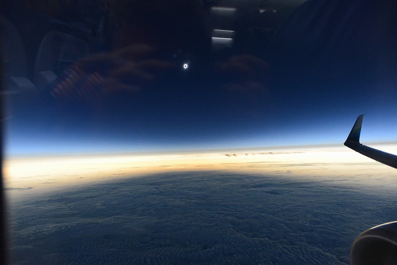 "El astronauta 
<b>Michael Barratt</b> capturó a 40 mil pies a bordo del vuelo @AlaskaAir #SolarEclipse2017 #TotalityAwesome", publicó la cuenta de astronautas de NASA 
<a href="https://twitter.com/NASA_Astronauts">@<b>NASA_Astronauts</b></a>