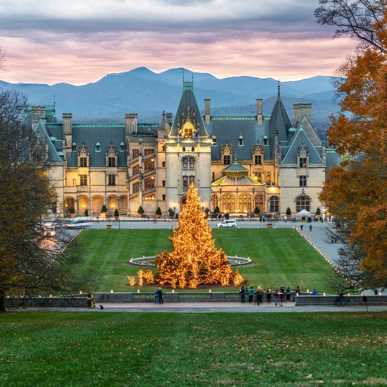 <b>Asheville </b>
<br>
<b>Sitio web</b>: 
<a href="https://www.exploreasheville.com/">https://www.exploreasheville.com/</a> 
<br>
<b><a href="https://maps.app.goo.gl/UyXmDQnHdMwr58Px5">Cómo llegar</a> </b>
<br>
<br>Asheville es espectacular en cualquier época del todo el año, pero en Navidad es realmente encantador. Biltmore Estate es sin duda un punto a visitar, exquisitamente decorado para la temporada y al mismo tiempo alberga una gran cantidad de festividades. La mansión con forma de castillo estará llena de árboles de Navidad, guirnaldas y luces brillantes, con recorridos disponibles que lo llevarán a través del opulento interior, incluidas opciones a la luz de las velas por la noche.