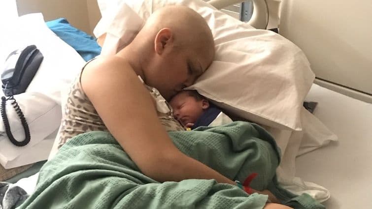 “Es un bebé milagro” afirma mujer que fue sometida a tratamiento de cáncer de mama durante el embarazo