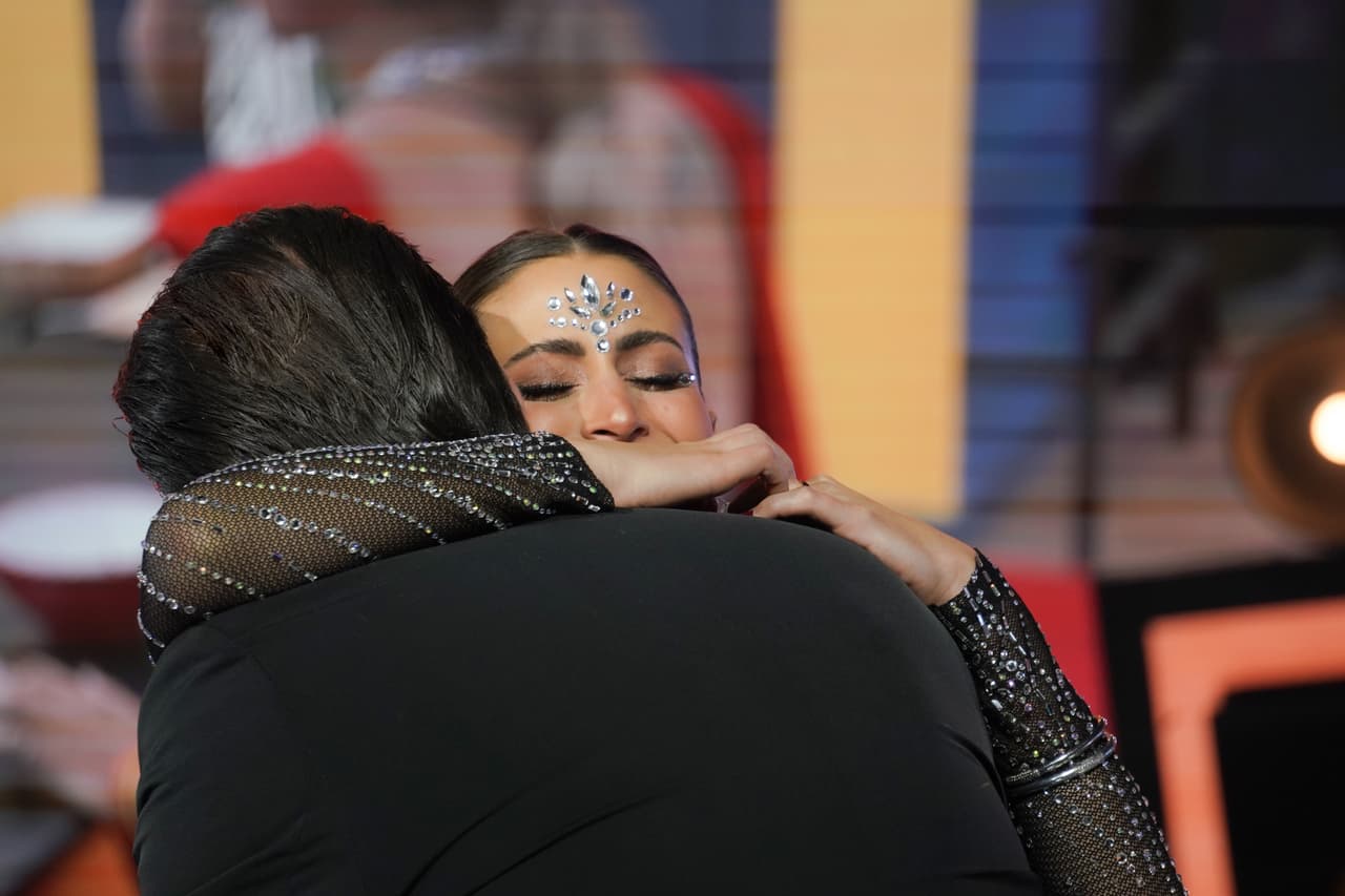 A unos segundos de terminar la segunda gala de eliminación, Sofía fue sorprendida con la llegada de su esposo.