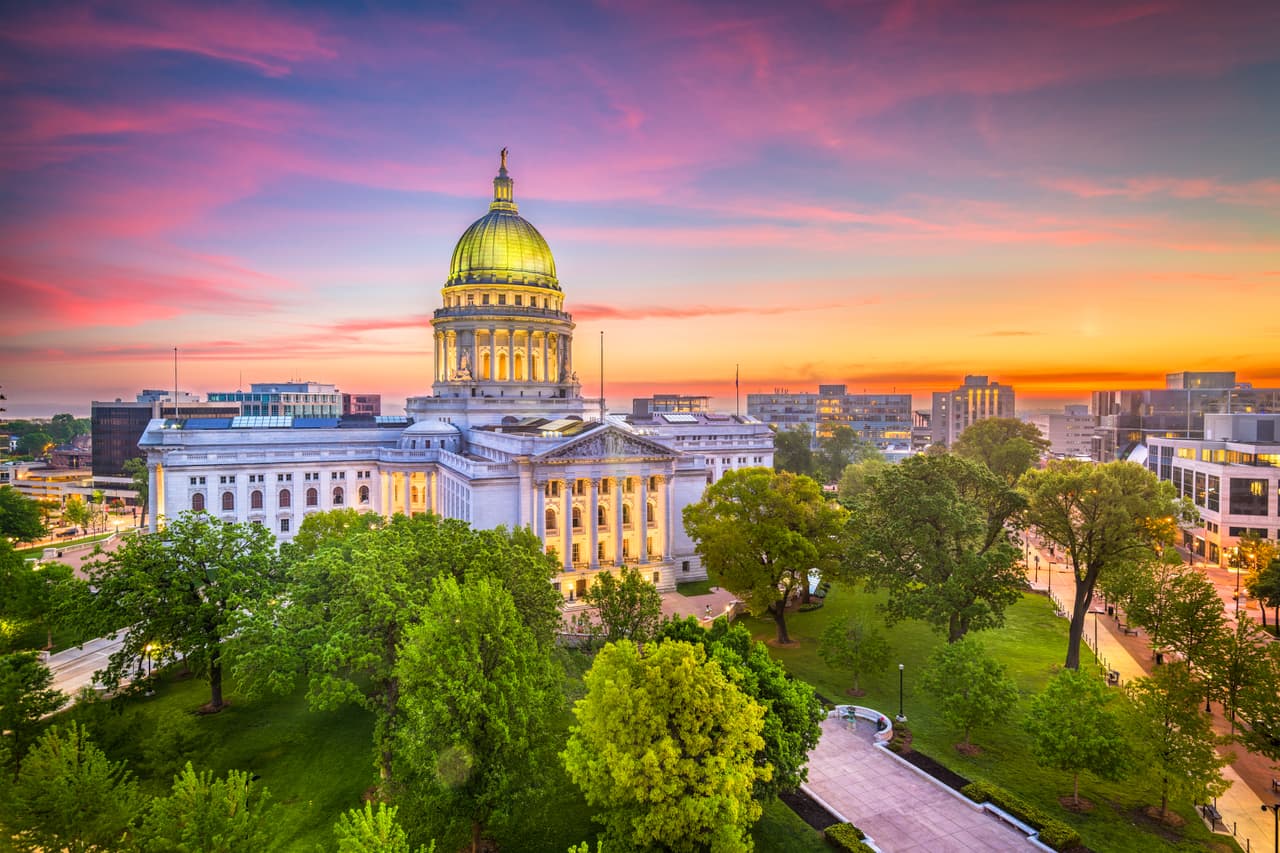 <h3 class="cms-H3-H3"><b>40. Wisconsin</b></h3>
<br>
<br>
<b>Costo promedio por el galón de gasolina:</b> $3.24
<br>
<b>Diferencia vs. promedio nacional: -</b>$0.22
<br>
<b>Costo promedio hace un mes:</b> $3.01
<br>
<b>Costo promedio hace un año:</b> $2.33