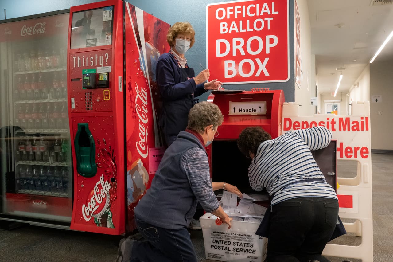<b>El esperado día de las elecciones (3 de noviembre). </b>La participación en las elecciones presidenciales de 2020 marcó cifras récords, especialmente en el voto anticipado y por correo. En la fotografía varias trabajadoras electorales recolectan boletas entregadas por correo que fueron depositadas en un centro electoral de Vancouver, estado de Washington.