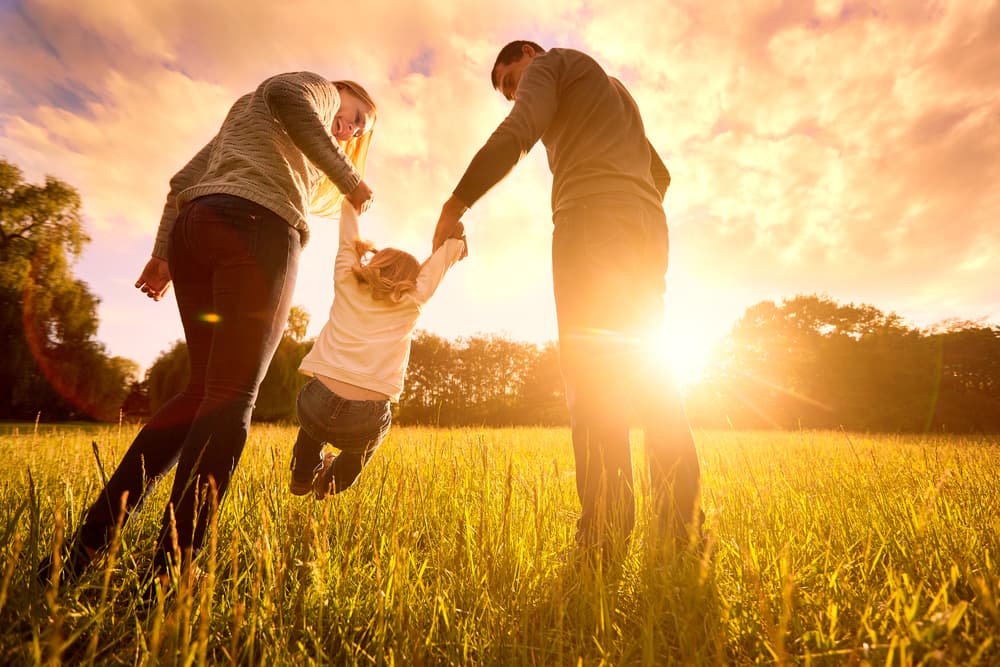 <b>Cáncer</b>
<br>Esa persona del signo Cáncer que está a tu lado, en sus aspectos positivos es amoroso y maternal o paternal, altamente intuitivo e imaginativo, con muchas percepciones, sueños clarividentes, protector de la familia, hogareño, comprensivo, generoso y desprendido, confiable y gran amigo ¡un verdadero consejero y apoyo en los momentos difíciles, el hombro que está siempre ahí para apoyarnos!