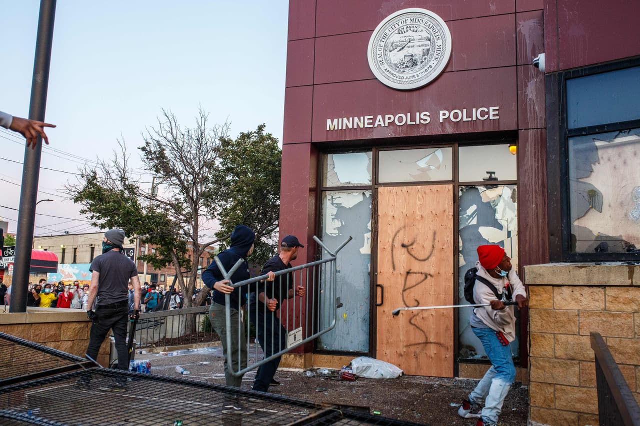Mientras la tensión por la pandemia crecía en el país, a finales de mayo comenzó la oleada de protestas por las injusticias raciales. El 25 de mayo murió el afroestadounidense George Floyd bajo custodia de la policía de Minneapolis, Minnesota, y al día siguiente comenzaron las violentas protestas en esta ciudad. En la foto el momento en que un grupo de manifestantes destrozó una estación de policía de Minneapolis. 28 de mayo.