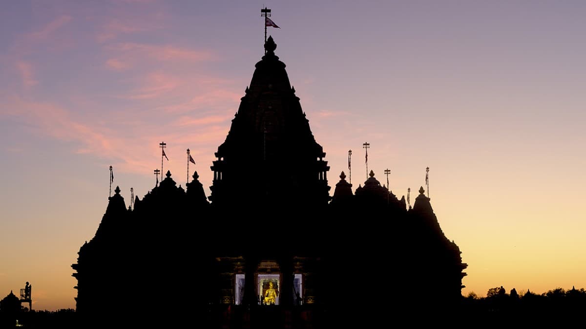 Incluso, el "Akshardham" de Nueva Jersey, que ha estado en proceso durante unos 12 años, 
<b>fue objeto de escrutinio y críticas después de una demanda civil de 2021</b>, que alegaba trabajo forzoso, salarios exiguos y condiciones laborales sombrías.
<br>