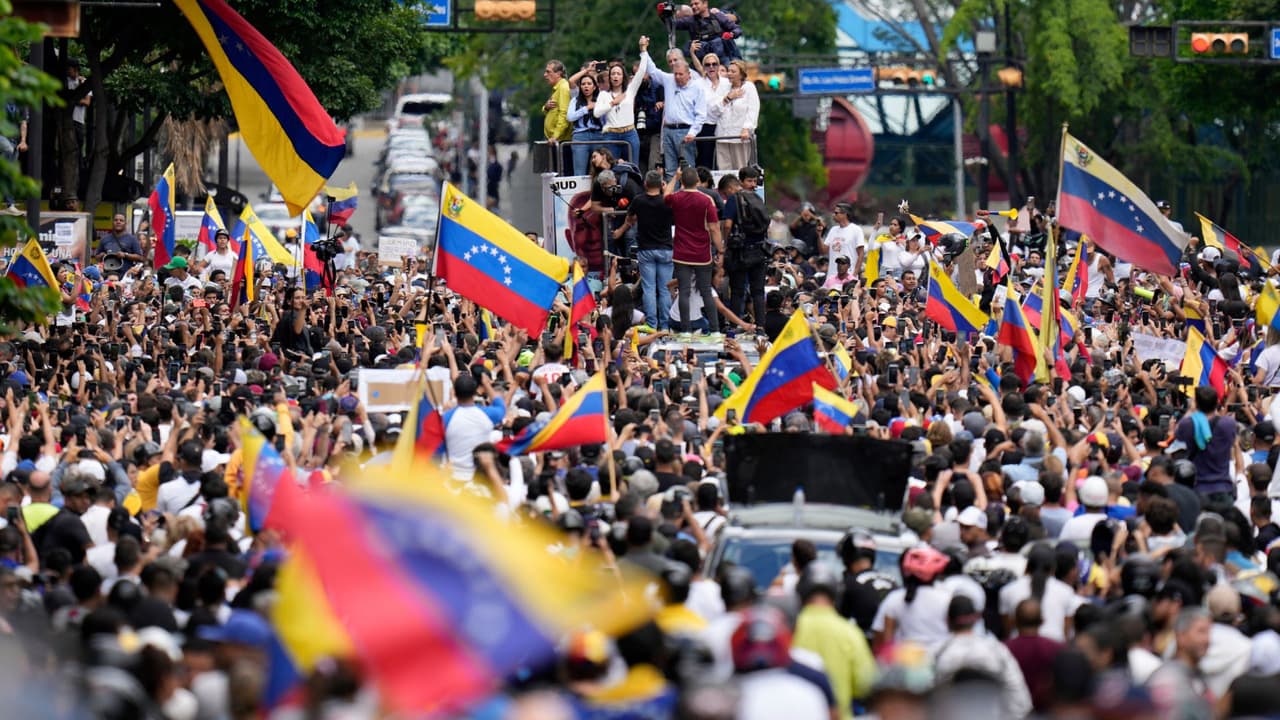 Durman Rodríguez, otro migrante venezolano en Texas, comparte la emoción y la tristeza de sus compatriotas: "
<b>Muchos de los venezolanos que he visto aquí entre ayer, el domingo y anoche, lloran</b>". La esperanza de un futuro mejor también está presente en sus palabras: "
<b>Tengo la fe de que mi hijo crezca con sus abuelos</b>, tengo la fe de que mi hijo crezca con sus tíos, en su país y viendo lo hermoso que yo viví en Venezuela, 
<b>que aunque nací en una dictadura, nunca me permití vivir en ella</b>".