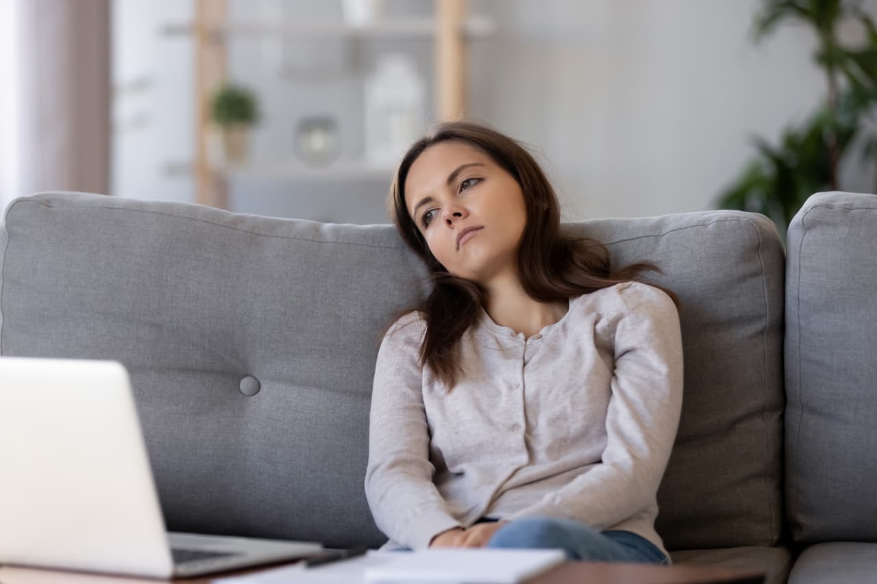 <b>Quédese en casa hasta que se le indique:</b> los pacientes diagnosticados con covid-19 deben permanecer aislados en el hogar hasta que se considere que el riesgo de transmisión a otros es bajo. La suspensión del aislamiento en el hogar es una decisión médica que se toma caso por caso.