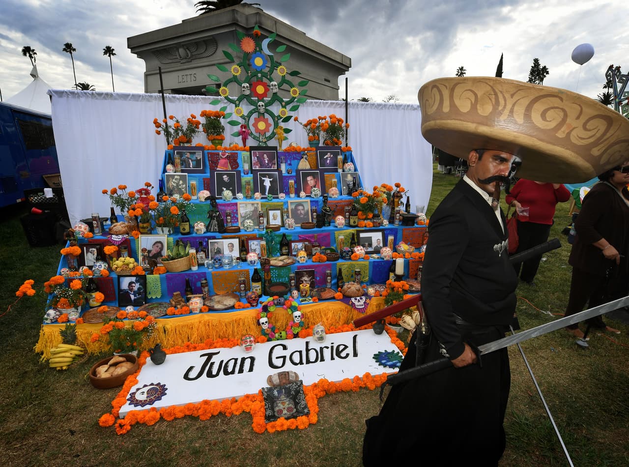 Juan Gabriel tiene un altar en el Forever Cemetery de Hollywood, durante el festival del Día de Muertos.