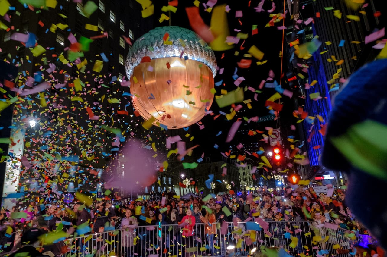 Las festividades comienzan con la celebración de los niños a primera hora de la tarde. La celebración nocturna cobra vida con actuaciones, instalaciones de arte interactivas, teatro, magia, música, comedia y danza. La noche culmina con música en el escenario principal al aire libre, el famoso Raleigh Acorn Drop y un espectáculo de fuegos artificiales.