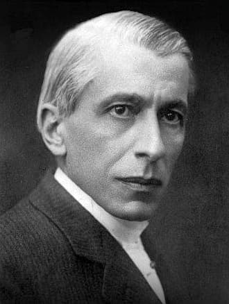 Nicolae Paulescu, fisiólogo rumano quien es famoso también por sus escritos antisemitas, trabajó en París con el doctor francés Étienne Lancereaux, un pionero en el estudio de la diabetes y el páncreas. 
<b>Hasta 1916 estudió e identificó la sustancia que Minkowski y von Mering habían señalado como probable tratamiento para la diabetes. </b>Paulescu logró parcialmente obtener la sustancia llamada entonces "pancreína" y 
<a href="https://www.britannica.com/biography/Nicolas-C-Paulescu" target="_blank">notó en sus experimentos que los niveles de glucosa se normalizaban</a> cuando era aplicada en perros. Fue llamado al ejército en plena Primera Guerra Mundial y publicó sus trabajos sino hasta 1921.
<br>