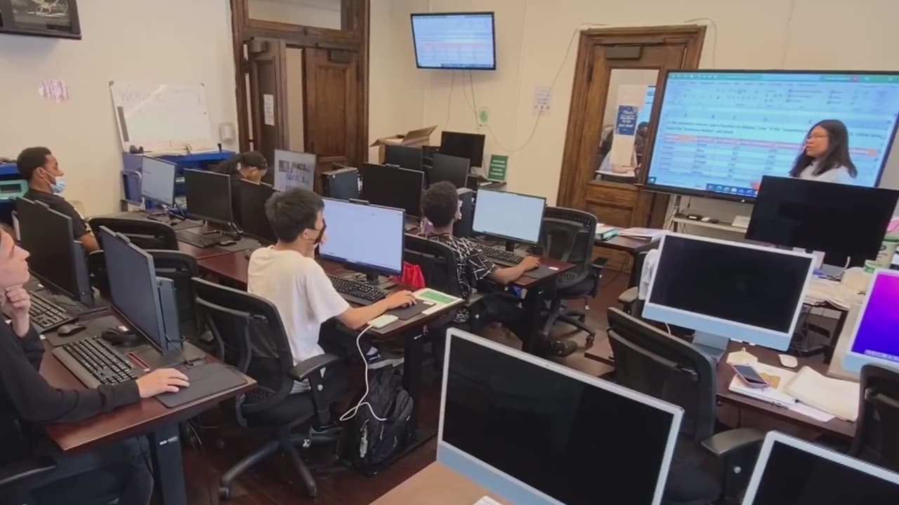 Organización Girl Digital Me ofrece clases de computación gratuitas a adolescentes 