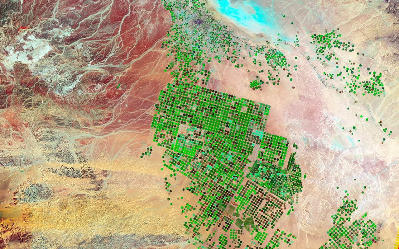 <b>Círculos de cultivos en el desierto 1: 17 de enero de 2012. </b>Esta es la misma zona en la cuenca de Wadi As-Sirhan que en 1987 estaba en su desértico estado natural. El desierto de Arabia tiene un acuífero debajo que data de la Edad de Hielo, explica la agencia espacial. 
<b>Los saudíes han llegado a esta fuente de agua subterránea perforando pozos hasta un kilómetro debajo de las arenas del desierto. </b>
<br>
