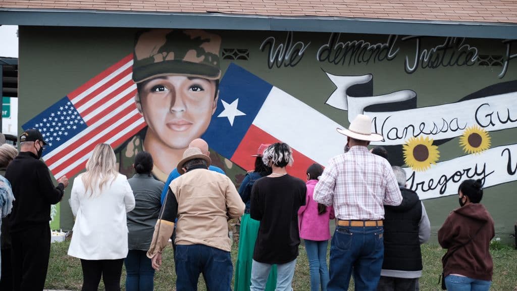 <a href="https://www.univision.com/local/san-antonio-kwex/grupo-de-veteranas-que-fueron-agredidas-sexualmente-en-el-ejercito-celebrara-el-cumpleanos-de-vanessa-guillen">Circle of Arms</a>, un grupo que integra a veteranas del Ejercito de Estados Unidos, realizaron una vigilia en honor a la memoria de 
<a href="https://www.univision.com/temas/vanessa-guillen">Vanessa Guillén</a>, a un año de su desaparición y muerte.