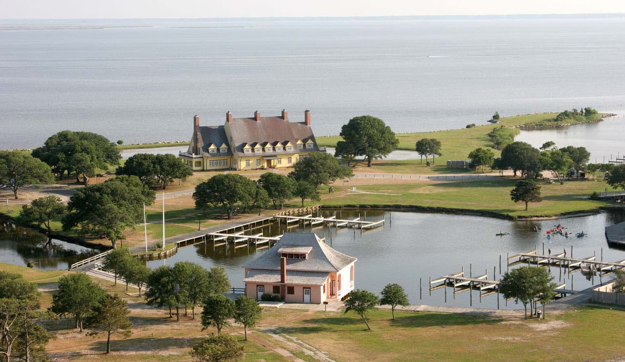 <b>Currituck Beaches</b>
<br>Sitio web: 
<a href="https://www.currituck.com/beaches.html">https://www.currituck.com/beaches.html</a> 
<br>
<b><a href="https://goo.gl/maps/vrjWKFVTJntkkPo5A">Cómo llegar</a> </b>
<br>
<br>Las playas de Currituck también se conocen como Northern Outer Banks, Currituck Island o simplemente "Corolla", que es la ciudad principal de esta región. La región de la isla de barrera del condado atrae a la mayor parte de los visitantes de Currituck, debido a sus kilómetros de costa, atracciones históricas famosas y una amplia selección de tiendas, actividades y alquileres de vacaciones.