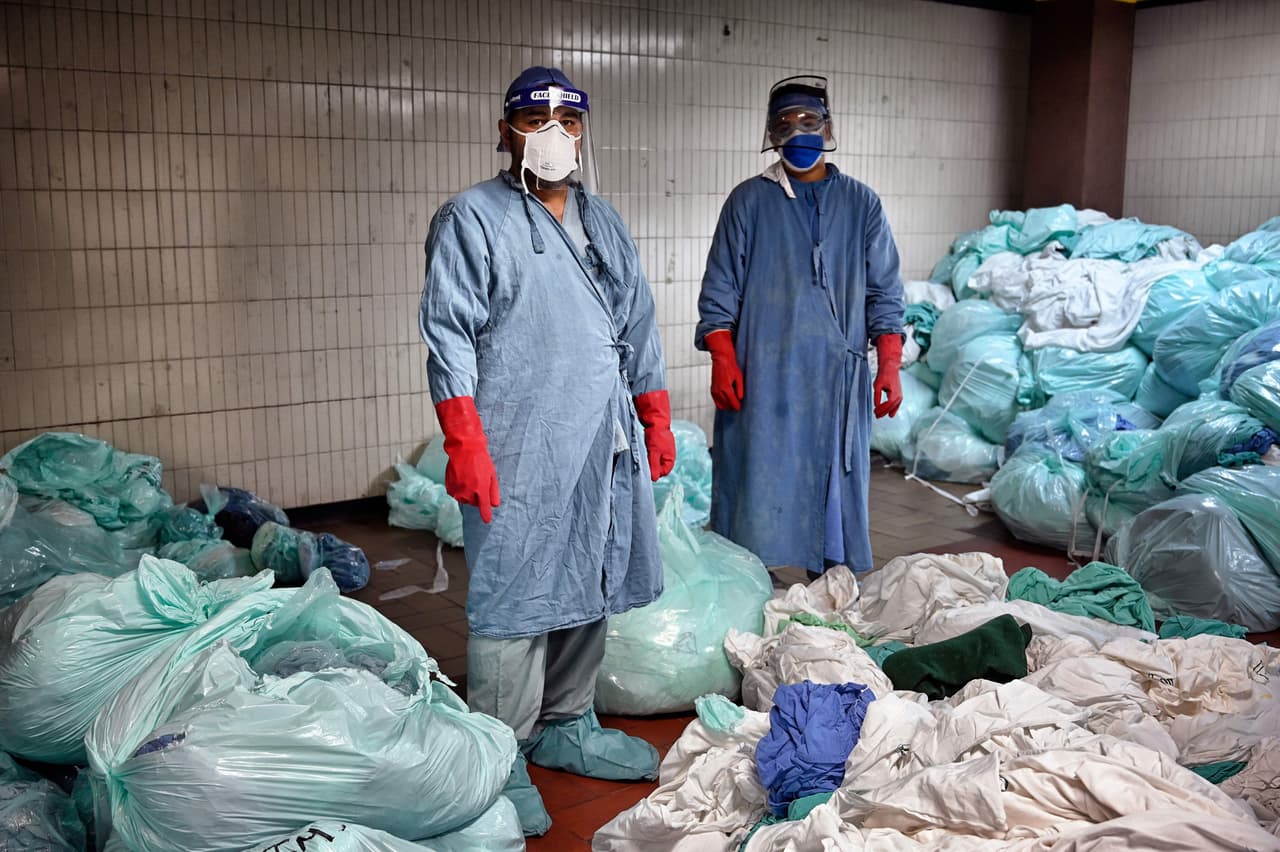<h3 class="cms-H3-H3">Labor incansable</h3>
<br>
<br>A pesar de los iniciales actos de discriminación, el trabajo del personal de 
<a href="https://www.univision.com/temas/salud">salud </a>ha sido motivo de homenajes y reconocimiento por algún sector de la población. En imagen, trabajadores posan para una fotografía en la lavandería del Instituto Mexicano del Seguro Social (IMSS), donde diario
<b> arriesgan sus vidas en los hospitales de pandemias de México, sabiendo que sus esfuerzos a menudo pasan desapercibidos. </b>