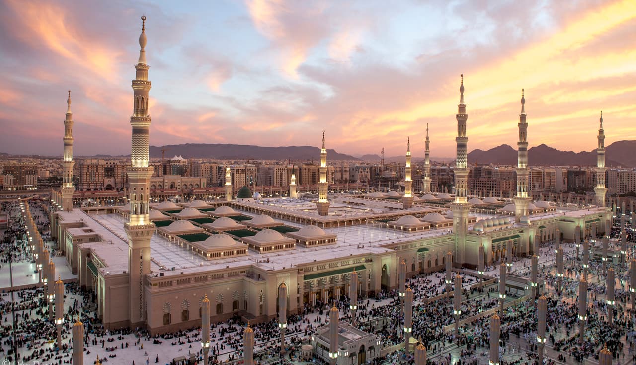 <h3 class="cms-H3-H3">4. Arabia Saudita</h3>
<br>
<br>🔴 
<b>Ejecuciones en 2021</b>: 65.
<br>
<br>🔴 
<b>Delitos que se castigan con la pena de muerte:</b> Arabia Saudita castiga la homosexualidad, el adulterio, los actos blasfémicos y la brujería con la pena de muerte. También aplica la pena capital en casos de robo, pederastia, violación, asesinato y tráfico de drogas.
<br>
<br>🔴 
<b>Métodos de ejecución:</b> Decapitación, en algunos casos –como pederastia o abuso sexual– se ordena la crucifixión del cuerpo decapitado.
<br>