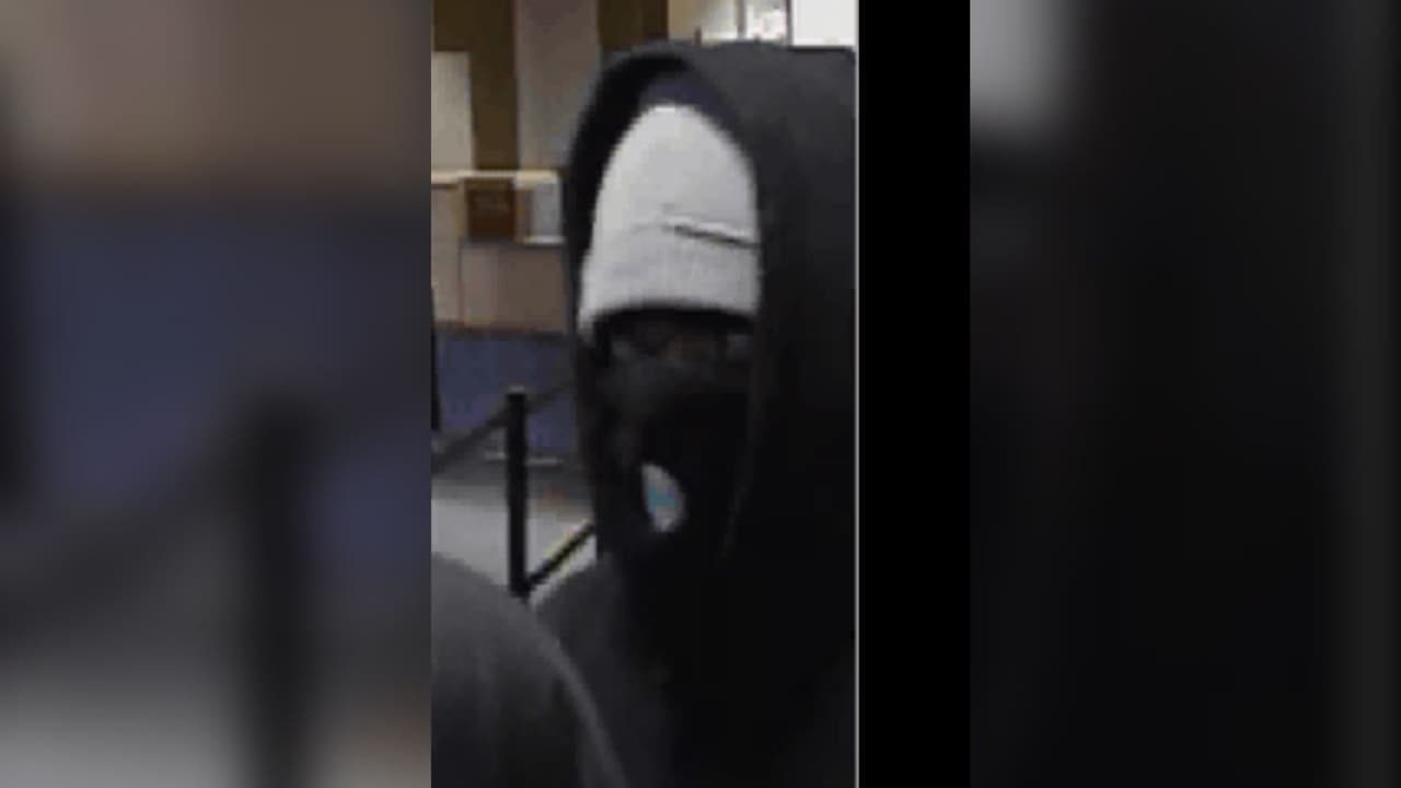 Los sospechosos son dos hombres adultos con ropa oscura, pasamontañas y sudaderas con capucha. Un sospechoso tenía un gorro tejido blanco. 
<br>