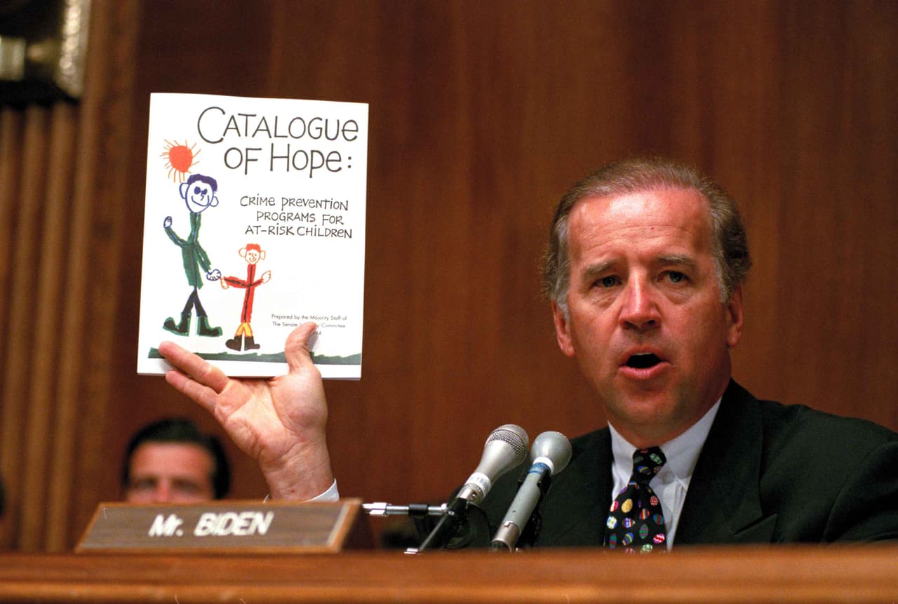El senador por Delaware fue un defensor abierto de leyes criminales más estrictas. En 1994 patrocinó la Ley de Control de Delitos Violentos para agregar 100,000 oficiales de policía y aumentar las sentencias de una serie de delitos. En la fotografía sostiene una copia del "Catálogo de Esperanza: Programas de Prevención del Crimen para Niños en Riesgo, durante una sesión del senado en abril de 1994.