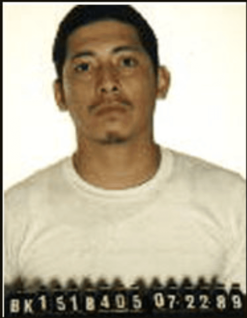 Ramon Reyes es buscado por asalto a mano armada a un supermercado Ralphs en Van Nuys en 1992. Reyes y un cómplice atracaron al local comercial y a la salida del lugar Reyes disparó y mató a un conductor de entrega de Coca Cola.