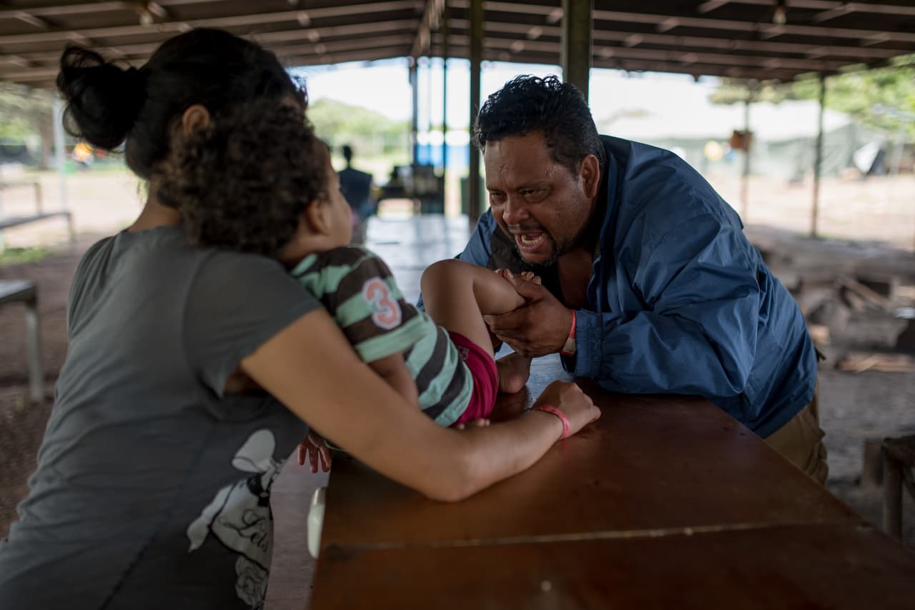 ‘Managua’ asegura que no puede volver a Nicaragua “porque está marcado por Daniel Ortega”. Asegura que busca la seguridad de su familia en Costa Rica, pero confiesa que le gustaría tener armas para así poder “sacar del poder a ese dictador asesino”. ‘Managua' tiene 48 años y su faceta rebelde es disipada cuando juega con su nieto en el albergue de refugiados y se vuelve un abuelo cariñoso.